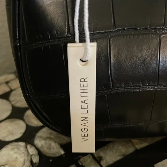 Vegan leather mini shoulder bag! 🖤 - Picture 3 of 5